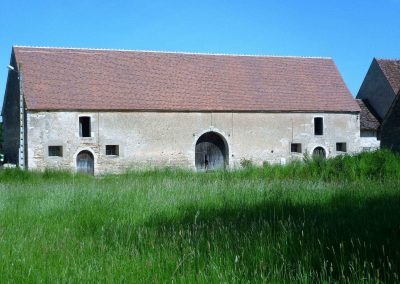 Photo d'un bâtiment avec la toiture rénovée